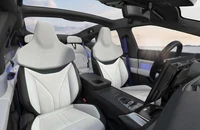 Ra mắt xe ô tô lớn chạy điện, có cánh tay robot điều khiển