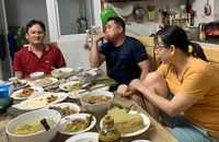 5 cách đơn giản làm dịu dạ dày sau khi ăn quá no