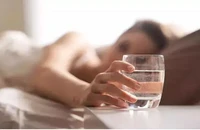 10 lợi ích của việc uống nước khi mới thức dậy