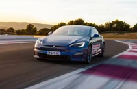 Tesla bất ngờ giảm giá xe để chống lại sự sụt giảm doanh số bán xe điện