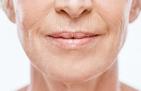 Bỏ ngay những thói quen này vì có thể đẩy nhanh quá trình lão hóa da