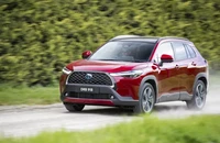 Toyota bất ngờ loại bỏ tùy chọn chỉ dùng xăng cho RAV4, Camry và các mẫu xe phổ biến khác
