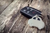 Cách khởi động xe ô tô nếu pin chìa khóa hết điện
