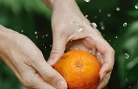 Thực phẩm cần rửa sạch trong mùa mưa để tránh các bệnh lây truyền 