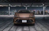 Toyota Camry 2025 trở lại với động cơ xăng truyền thống tại một số thị trường