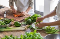 Cách nấu rau giữ chất dinh dưỡng: Ăn rau hấp hay luộc? 