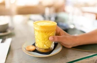 Điều gì xảy ra với cơ thể bạn khi bạn uống trà nghệ hàng ngày
