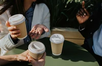 Cà phê hay nước tăng lực: Loại nào tốt hơn cho nhu cầu caffeine?