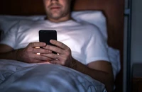 Việc lướt điện thoại trên giường tăng 60% nguy cơ mất ngủ