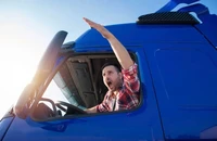 4 sai lầm tài xế ô tô thường mắc phải khi đi gần xe tải