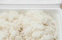 Vì sao nên hạn chế bảo quản cơm quá nóng trong hộp nhựa?