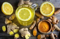 Bất ngờ với việc uống nước chanh nghệ mỗi sáng