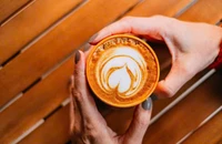 Caffeine lưu lại trong cơ thể bao lâu? Những yếu tố ảnh hưởng và cách giảm tác dụng phụ