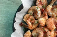 Ăn tôm thường xuyên có làm tăng cholesterol máu?