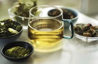 Uống trà xanh tưởng lợi hóa hại nếu không biết điều này