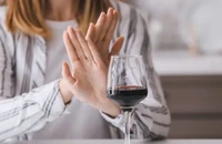 Điều gì xảy ra với gan, giấc ngủ và cân nặng của bạn khi ngưng uống rượu?