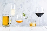 Sức khỏe mùa Tết: Uống bia hay rượu vang để giảm gánh nặng cho gan?