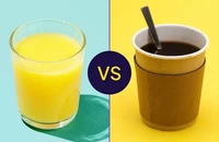 Nước cam hay cà phê tốt hơn cho sức khỏe vào buổi sáng?