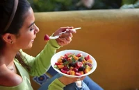 Sai lầm khi ăn vặt khiến đường huyết tăng vọt và nhanh tăng cân