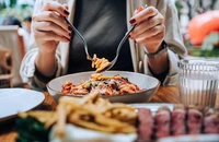 Ngừng ăn trước khi đi ngủ 3 tiếng giúp hạ huyết áp và đường huyết hiệu quả