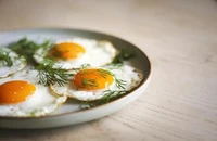 Ăn trứng mỗi ngày có làm tăng cholesterol và gây hại tim mạch không?