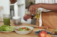 5 loại dầu làm nước sốt salad tốt nhất cho sức khỏe tim mạch
