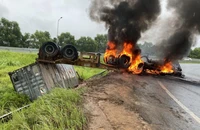 Xe đầu kéo bốc cháy trên cao tốc Hà Nội - Hải Phòng