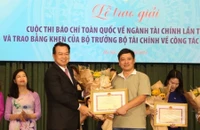 Báo Pháp Luật TP.HCM nhận bằng khen của Bộ trưởng Bộ Tài chính 