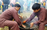 Người dân nô nức đi Lễ hội đền Đuổm