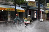 TPHCM: Mưa lớn, đường ngập, hàng loạt xe chết máy