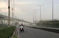 Ngã tư Thủ Đức bụi bay mù mịt