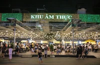 Phố đi bộ đêm Kỳ đài Quang Trung, quận 10 có gì?