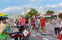 Gửi đồ qua app bị người mặc trang phục Grab lấy mất