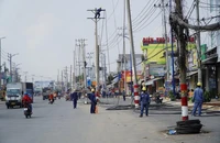 Hàng loạt trụ điện giữa đường Đặng Thúc Vịnh đã được di dời