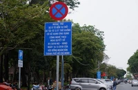 Vì sao phải rà soát việc thu phí đậu xe dưới lòng đường?