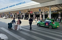 Khó bắt xe taxi ở sân bay Tân Sơn Nhất, người dân phải làm sao?