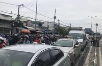 Người dân phải mất 2 giờ đồng hồ mới qua được phà Cát Lái