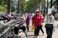 Sở GTVT yêu cầu dẹp, các bãi giữ xe ở TP.HCM vẫn chiếm trọn vỉa hè