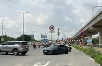 Cấm ô tô lưu thông dưới gầm cầu Rạch Chiếc, nhưng lái xe vẫn vô tư chạy