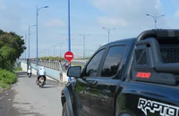 Ô tô vẫn thản nhiên đi ngược chiều khu vực dạ cầu Rạch Chiếc, TP Thủ Đức
