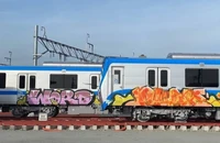 Tàu Metro số 1 chưa chạy đã bị vẽ bậy
