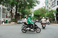 'Trời không nắng thì mưa, Grab phụ thu phí cả mưa và nắng'