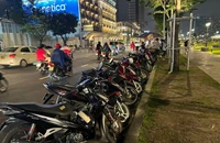 Khu vực Bến Bạch Đằng, đường Tôn Đức Thắng bị biến thành bãi xe