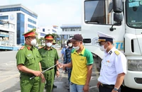 Tổng công ty Tân Cảng Sài Gòn kiểm tra hung khí, vật liệu nổ các phương tiện ra vào cảng 