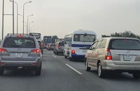 Cuối tuần, phà Cát Lái và cao tốc TP.HCM - Long Thành - Dầu Giây ùn ứ