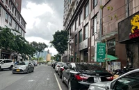 Thu phí đậu xe lòng đường lỗ và hàng loạt vấn đề chưa làm