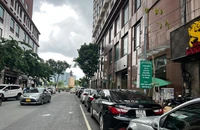 Làm rõ việc 1 nữ nhân viên thu phí đậu xe dưới lòng đường bị đánh gãy mũi