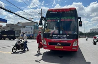 Muôn kiểu đón khách của xe dù, bến cóc ở TP.HCM
