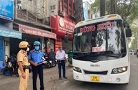 Thanh tra giao thông TP.HCM xử lý nghiêm tình trạng nhồi nhét, đón trả khách sai quy định
