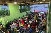 Người dân di chuyển khó khăn ở phà Cát Lái do thiếu phà